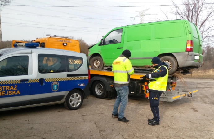 Olsztyńska Straż Miejska wciąż usuwa wraki z ulic stolicy Warmii i Mazur.