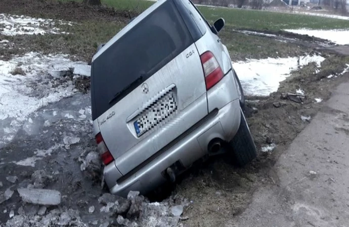 {20-latka z powiatu iławskiego wjechała na odcinek drogi, który jest wyłączony z ruchu z powodu wylania rzeki.}